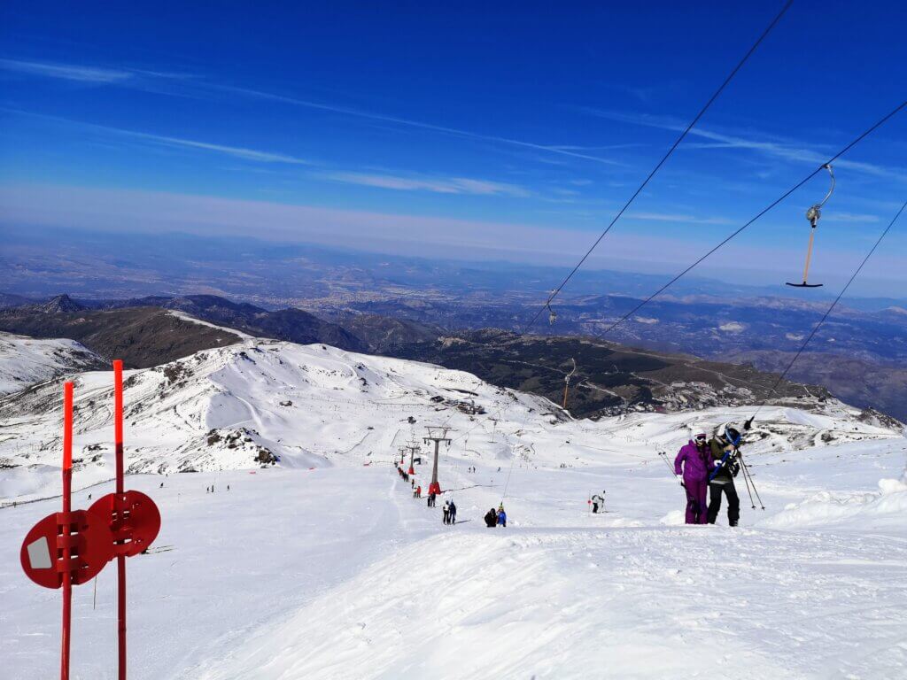 シエラネバタがスペインのスキー場として人気な理由: 山と地中海の景色が楽しめる