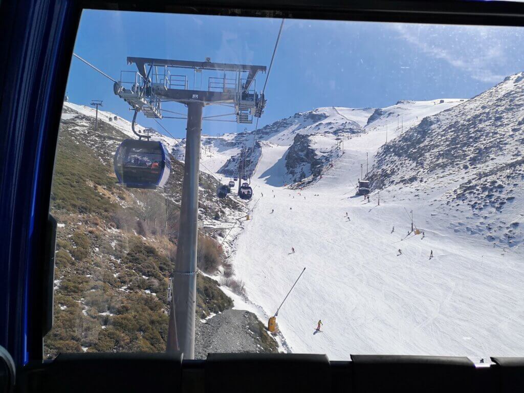 シエラネバタがスペインのスキー場として人気な理由: シエラネバタのコースが充実